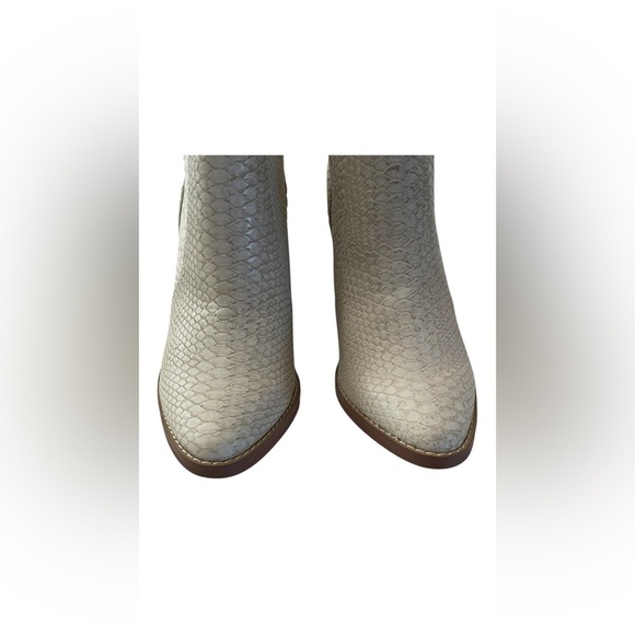 Laura Marano by Not Rated Western Ankle Bootie White Faux Snake Print Size 8 - Picture 10 of 14